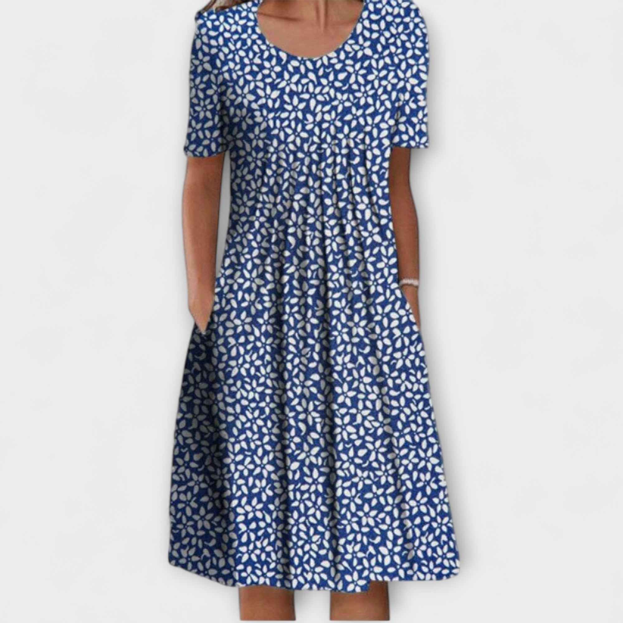 Schichtkleid in Blau mit großen weißen Punkten, kurze Ärmel, ausgestellter Rock