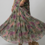 Off-Shoulder Midi-Kleid mit Volants, mehrfarbigem Batikmuster in Lila, Grün und Rosa