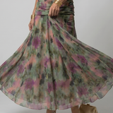 Off-Shoulder Midi-Kleid mit Volants, mehrfarbigem Batikmuster in Lila, Grün und Rosa