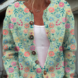 Verena | Strickjacke mit Blumenmuster und Holzknöpfen