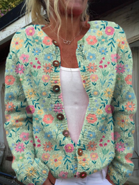Verena | Strickjacke mit Blumenmuster und Holzknöpfen