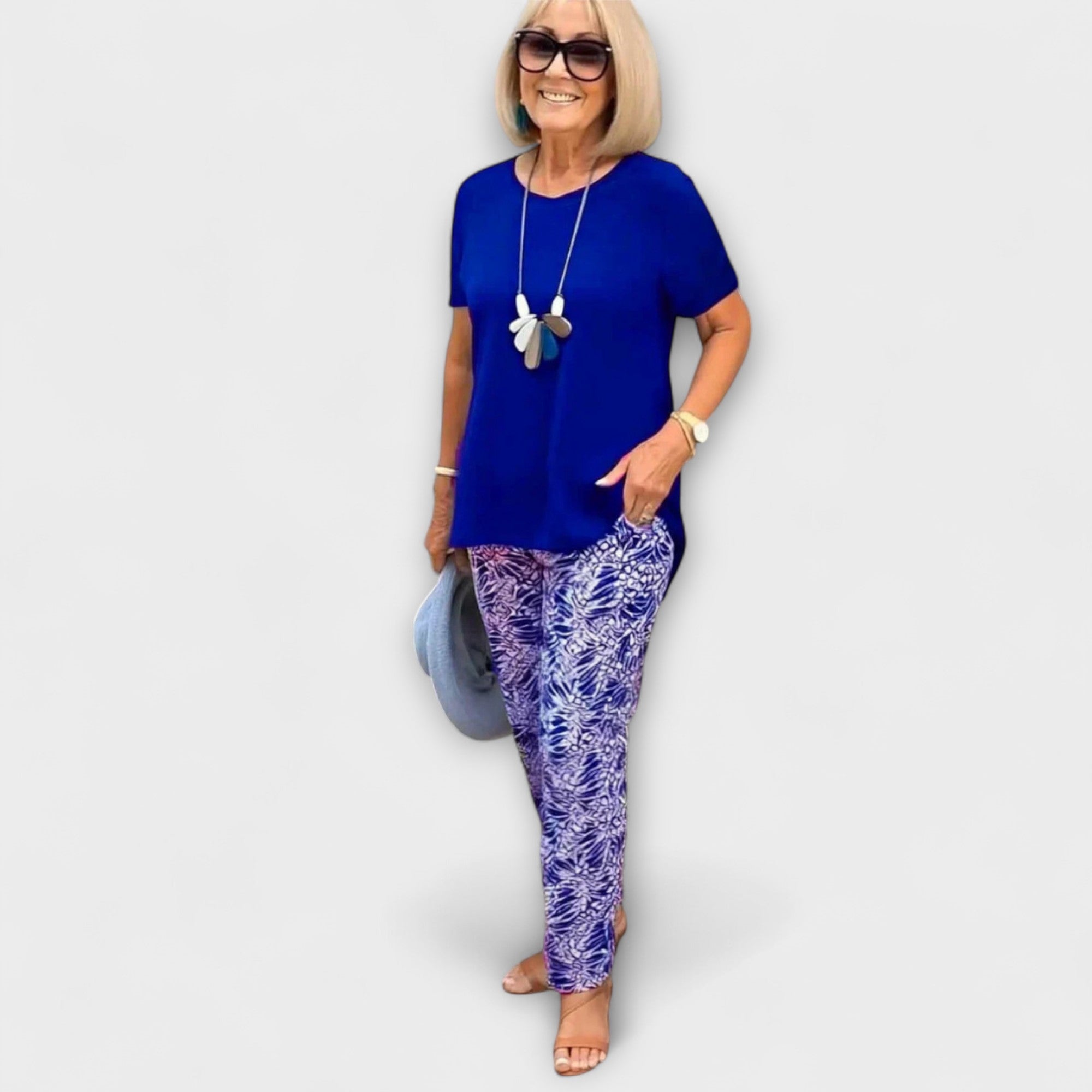 Sommer-Ensemble mit dunkelblauem Kurzarmshirt (Rundhalsausschnitt) und gemusterter Hose