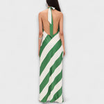 Rückenfreies Maxikleid mit diagonalen grünen und weißen Streifen, Halter-Knoten hinten