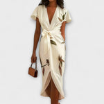 Cremefarbenes Satin-Wickelkleid mit V-Ausschnitt, Bindegürtel, kurzem Ärmel und Blütenprint.