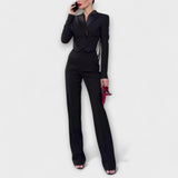 Schwarzes Blazer-Set mit langen Hosen, V-Ausschnitt und einreihigem Knopfverschluss.