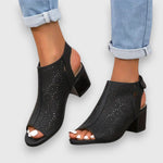 Schwarze Sandalen mit Lochmuster, Knöchelriemen und mittelhohem Absatz