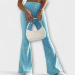 Elegante Schlaghose aus geripptem Strick in Blau mit weitem Schlagbein und dezentem Glanz