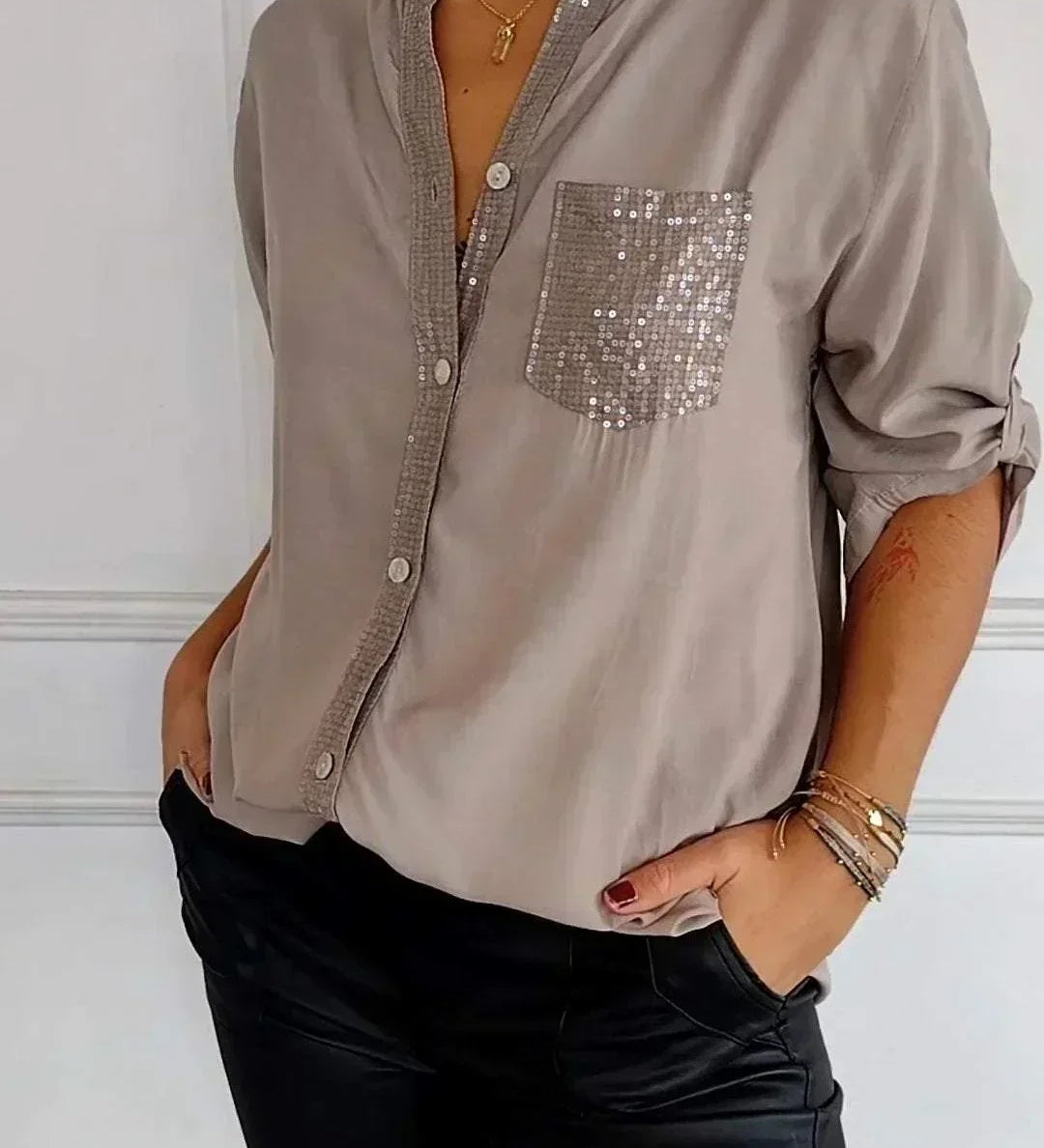 Taubengraues Damen-V-Ausschnitt-Shirt mit Knopfleiste und Pailletten-Brusttasche