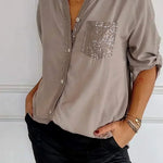 Taubengraues Damen-V-Ausschnitt-Shirt mit Knopfleiste und Pailletten-Brusttasche
