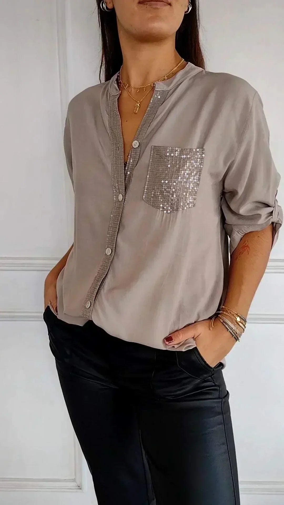 Taubengraues Damen-V-Ausschnitt-Shirt mit Knopfleiste und Pailletten-Brusttasche