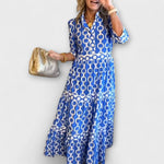 Midi-Kleid mit Kettenmuster in Blau/Weiß, kurze Ärmel, geraffter Rocksaum, Vorn gedreht