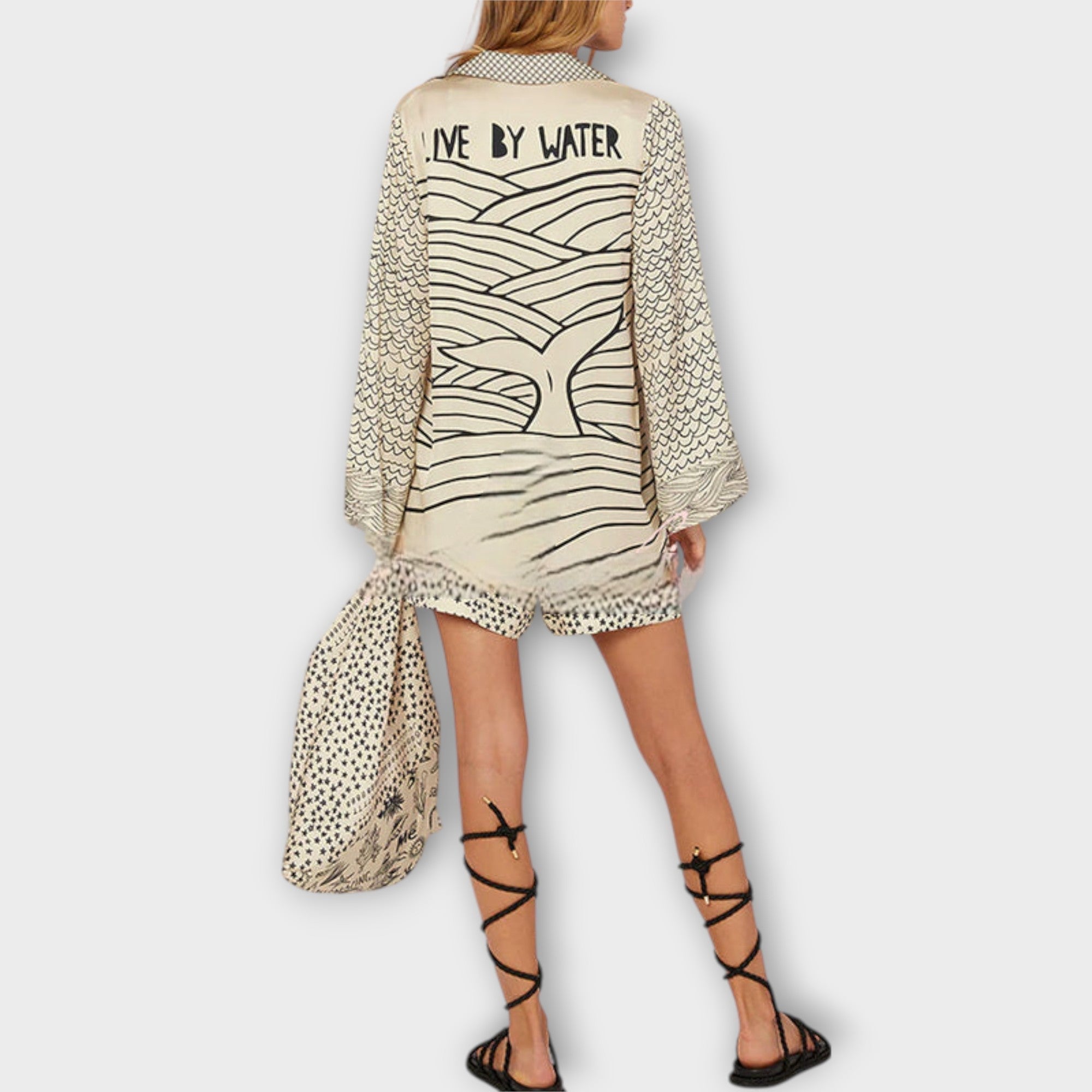 Satin-Shirt-und-Shorts-Set in Creme mit schwarz-weißem Wellenmuster