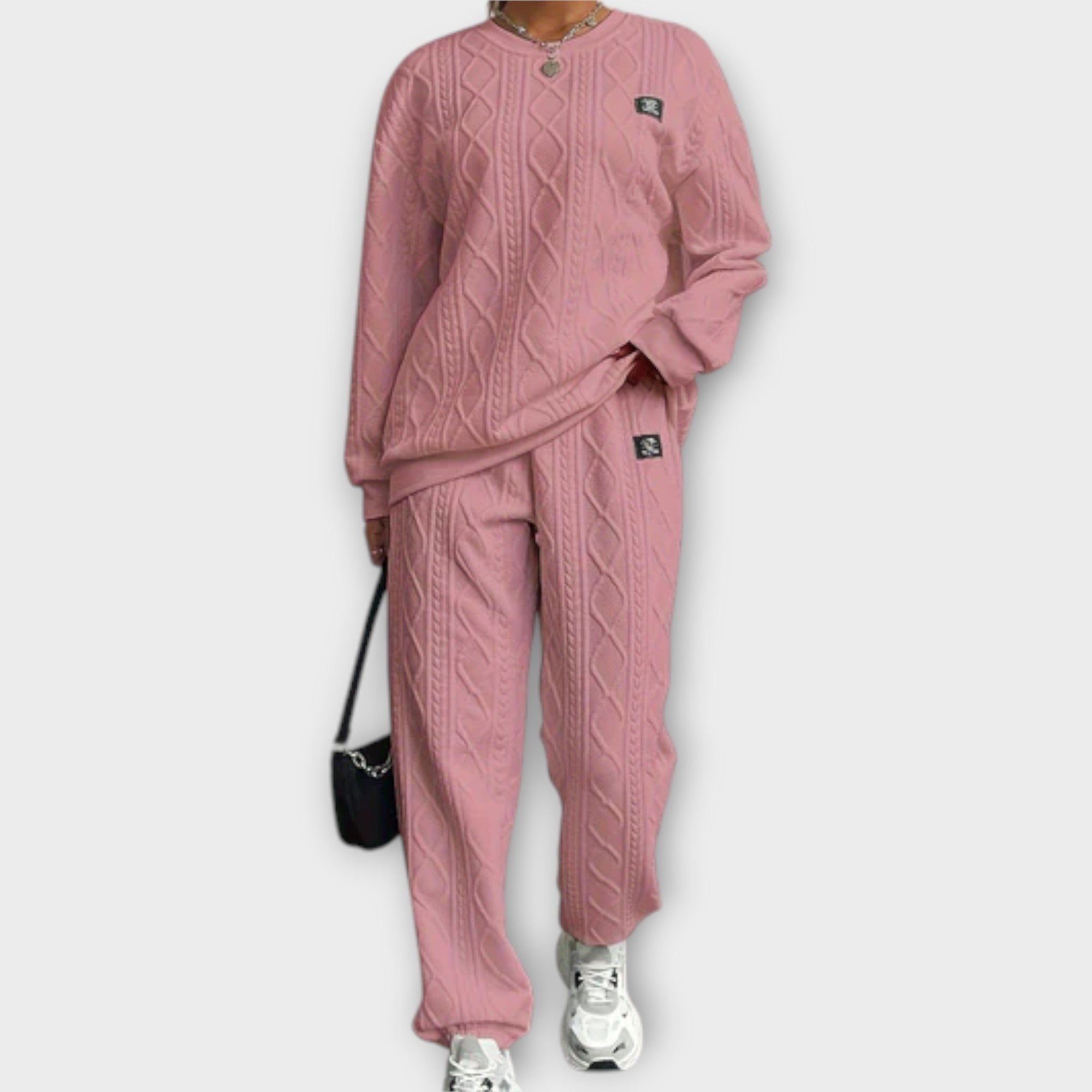 Rosa Set mit Zopfmuster: Sweatshirt und weite Jogginghose.