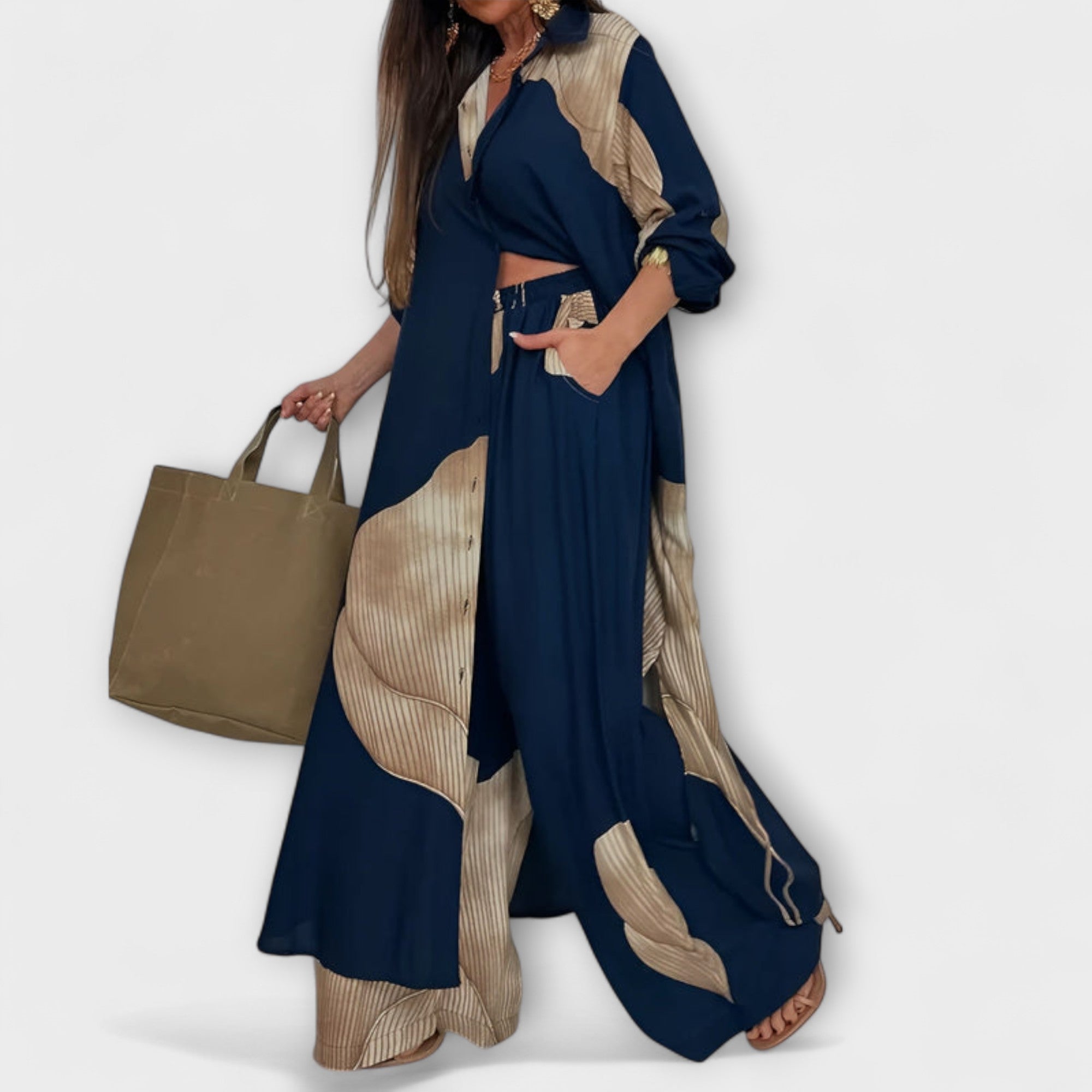 Zweiteiliges Set aus dunkelblauem Maxikleid und Kimono mit beigen Streifen