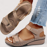Bequeme Sandalen in Khaki mit Klettverschluss und offener Zehenpartie