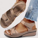 Bequeme Sandalen in Khaki mit Klettverschluss und offener Zehenpartie
