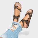 Braune Ledersandalen mit breitem Riemen und Knöchelriemen, offene Zehen