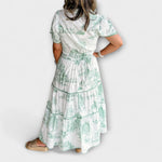 Maxi-Kleid hinten, kurze Ärmel, Volant-Streifen und hellgrüner Musterprint