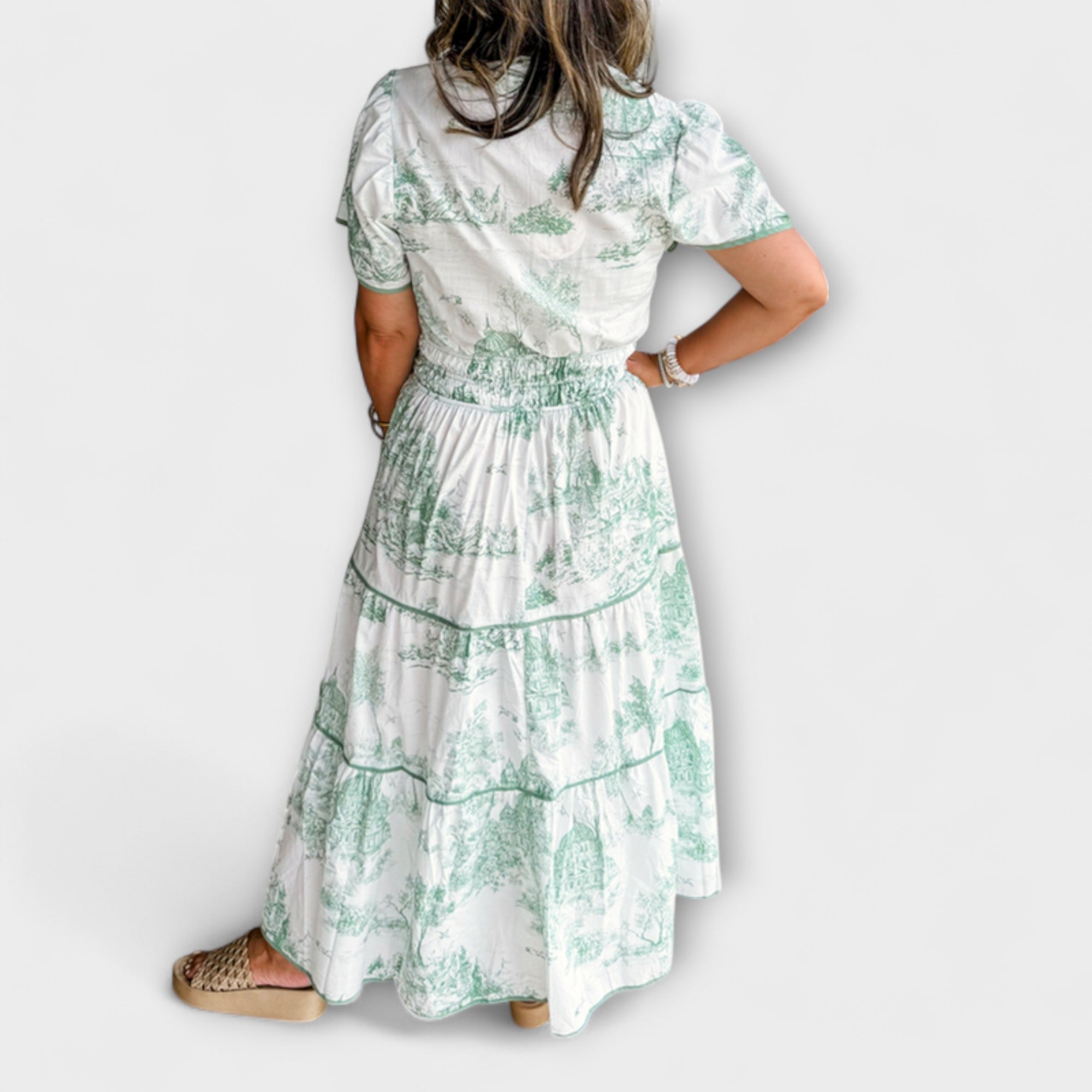 Maxi-Kleid hinten, kurze Ärmel, Volant-Streifen und hellgrüner Musterprint