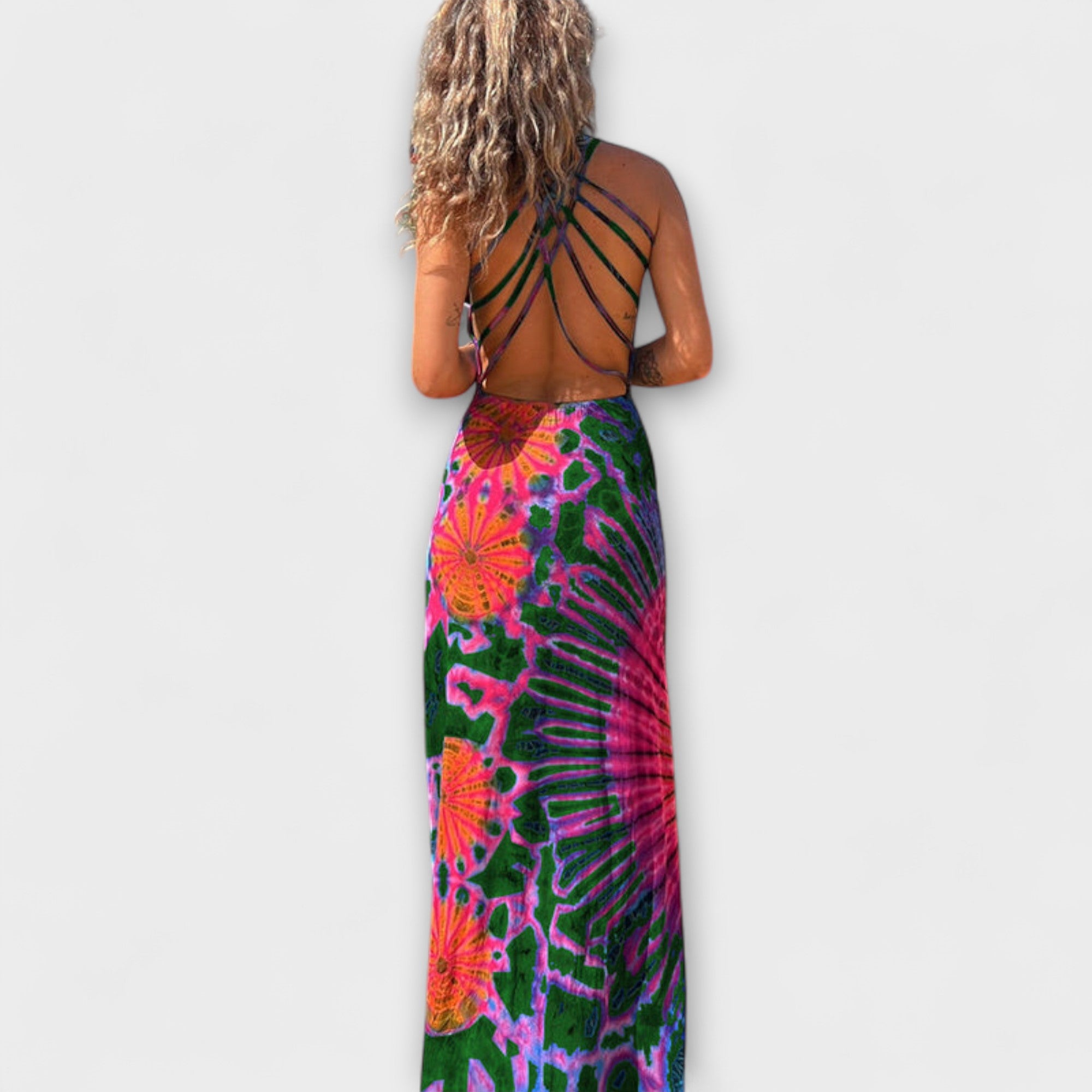 Rückenansicht: Maxikleid mit offenem Rücken und mehreren Trägern, Tie-Dye in Pink und Blau