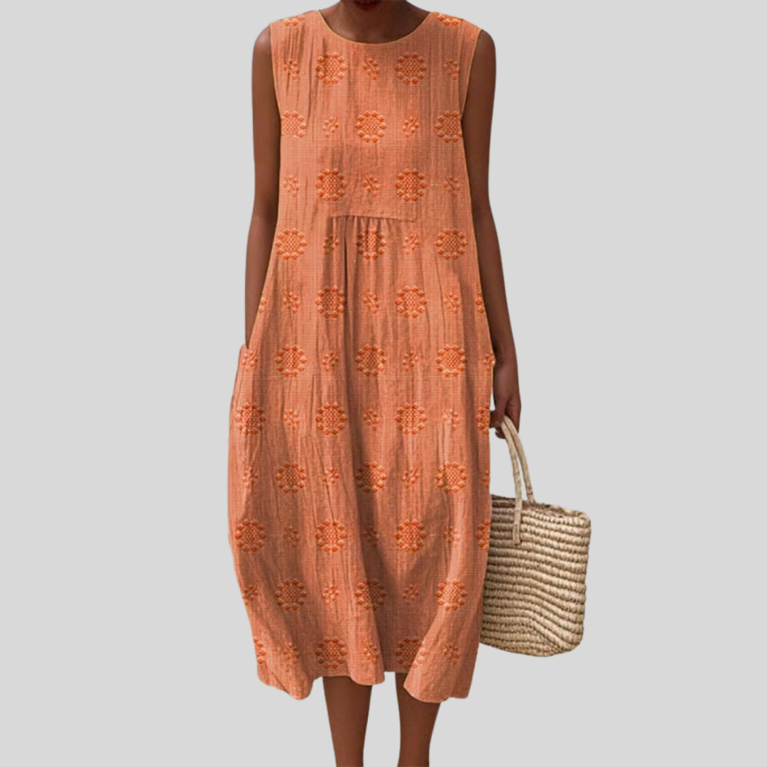 Ärmelloses Kleid in Lachs mit Blumenstickerei, Rundhalsausschnitt und geraffter Taille