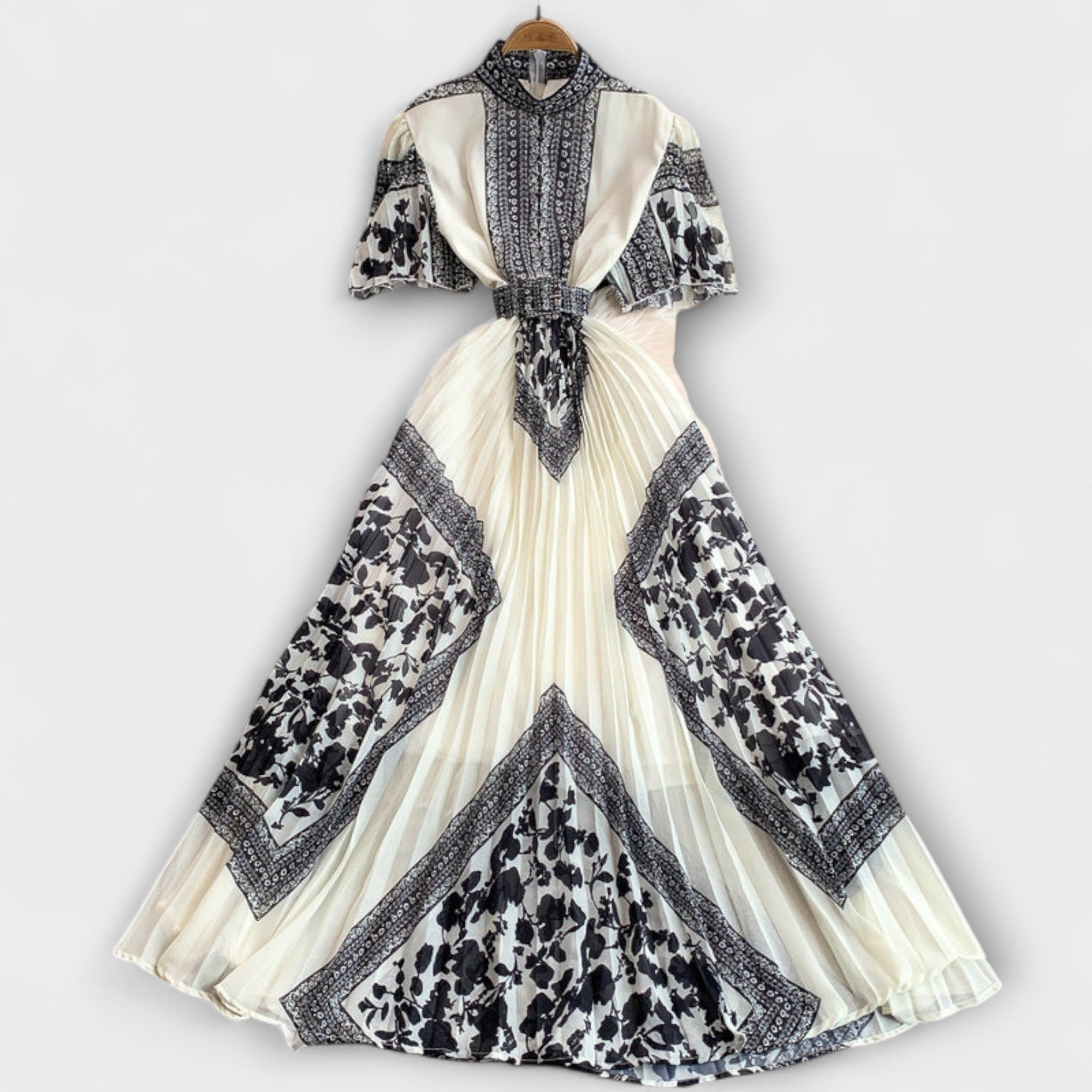 Delilah Vintage-inspiriertes Kleid, cremefarben mit blau-schwarzem Muster und V-Ausschnitt