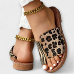 Riemchensandalen mit goldener Kettenschließe, Leopardenmuster und Zebrastreifen am Fuß.