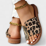 Riemchensandalen mit goldener Kettenschließe, Leopardenmuster und Zebrastreifen am Fuß.