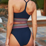 Rückenansicht marineblauer Bikini mit Neckholder und mehrfarbigem Streifenband