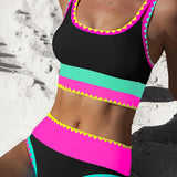 Bikinioberteil und -hose, schwarz mit pinken und türkisfarbenen Streifen und Zickzack