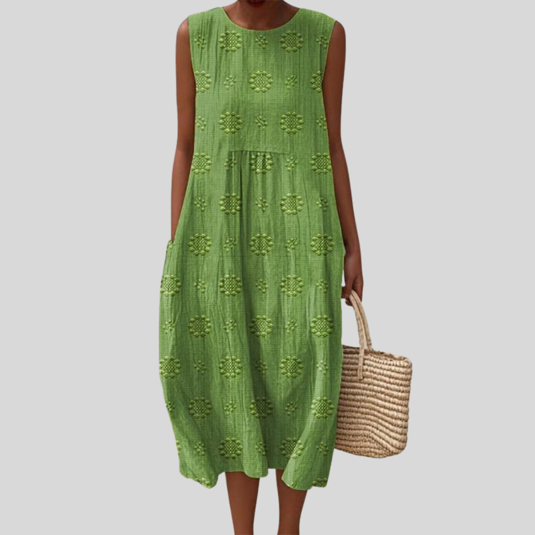 Ärmelloses grünes Kleid mit bestickten Blüten und gerüschtem Rock