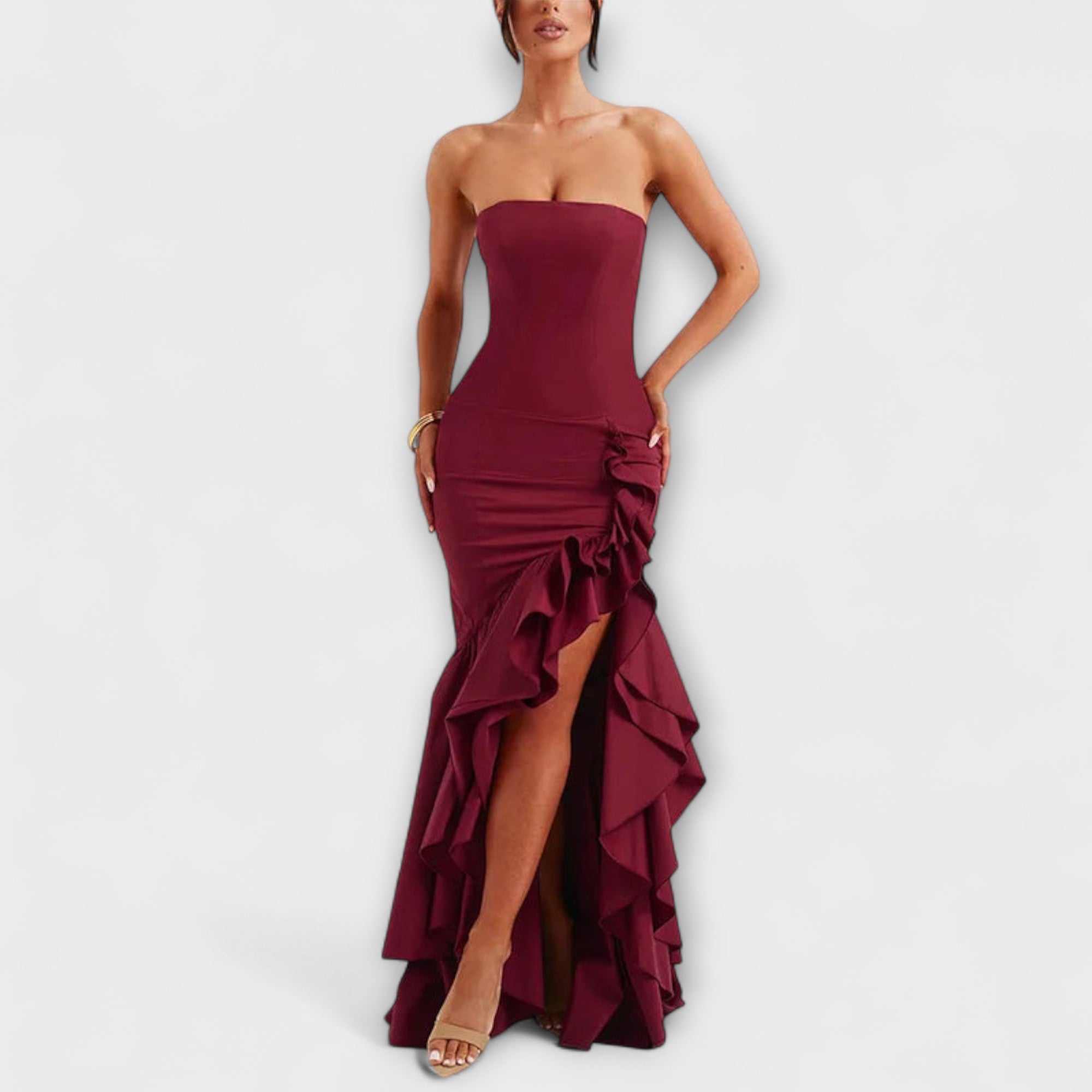 Schulterfreies Maxikleid in Weinrot mit asymmetrischen Rüschenlagen am Saum