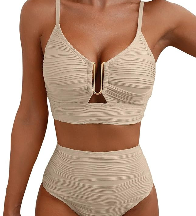 Hellcremefarbener Bikini mit geriffeltem Muster, goldfarbener Mittelöse und passendem Slip