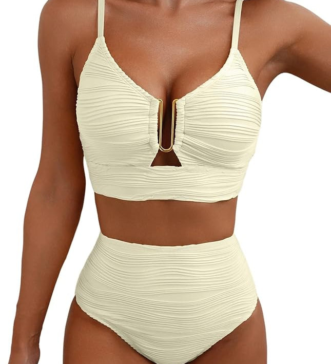 Hellcremefarbener Bikini mit geriffeltem Stoff, goldfarbener Mittelöse und schmalen Trägern
