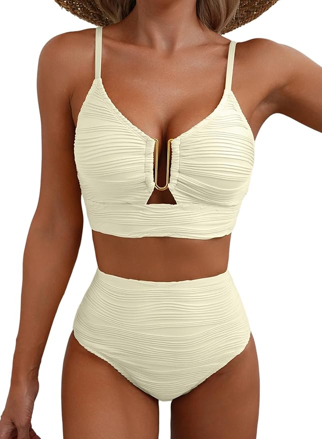 Hellcremefarbener Bikini mit geriffeltem Stoff, goldfarbener Mittelöse und schmalen Trägern
