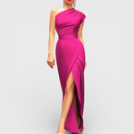 Asymmetrisches Abendkleid in Pink, One-Shoulder, figurbetont, hoher Beinschlitz.