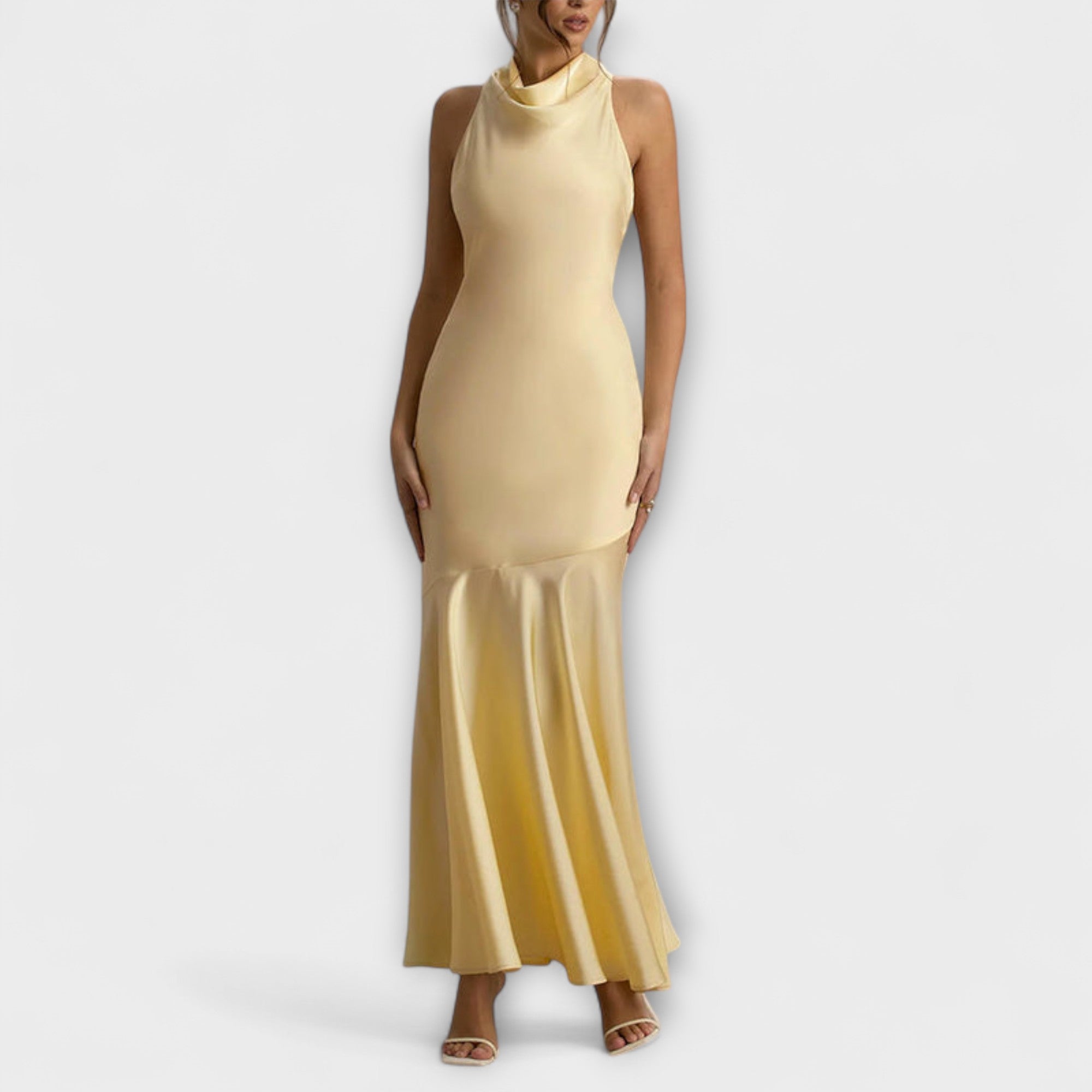 Maxikleid aus Satin in Hellgelb mit hohem Halsausschnitt und ausgestelltem Saum