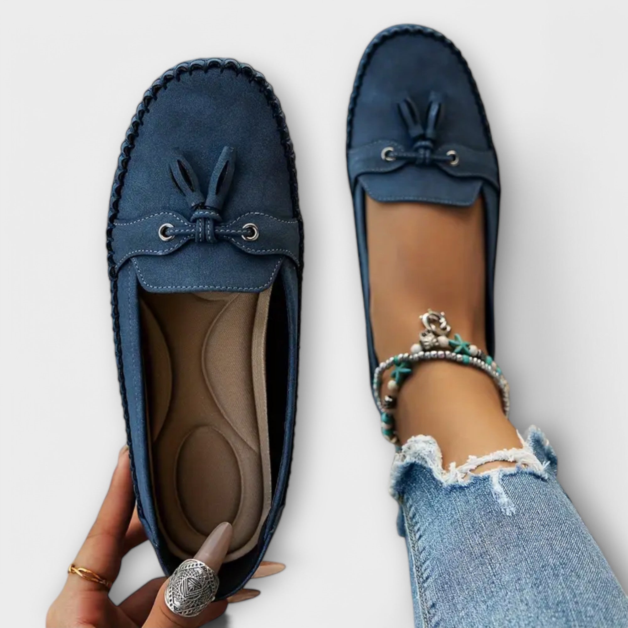 Lise-Slipper in Dunkelblau, Mokassin-Optik mit Schnürdetail und ausgeprägter Naht