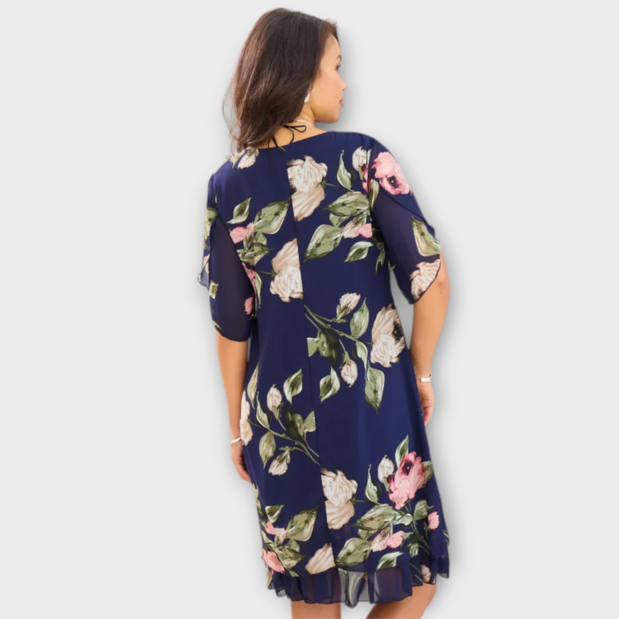 Elegantes Chiffonkleid in Dunkelblau mit großem Blumenmuster, Rückansicht, knielanger Saum.