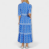 Midi-Kleid mit Kettenmuster in Blau/Weiß, Rückansicht, kurze Ärmel, gestufter Rock
