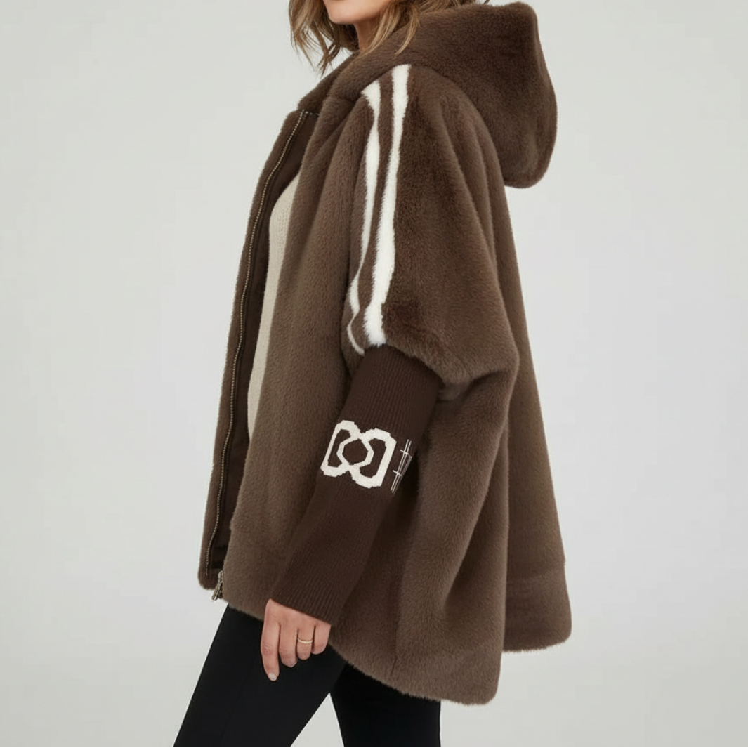 Braune Fleece-Hoodie-Jacke mit Kapuze, Reißverschluss und Logo-Patch am Ärmel.