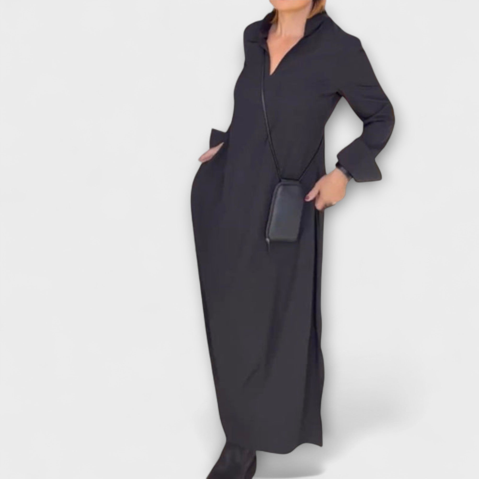 Schwarzes fließendes Kleid mit V-Ausschnitt und seitlichem Schlitz