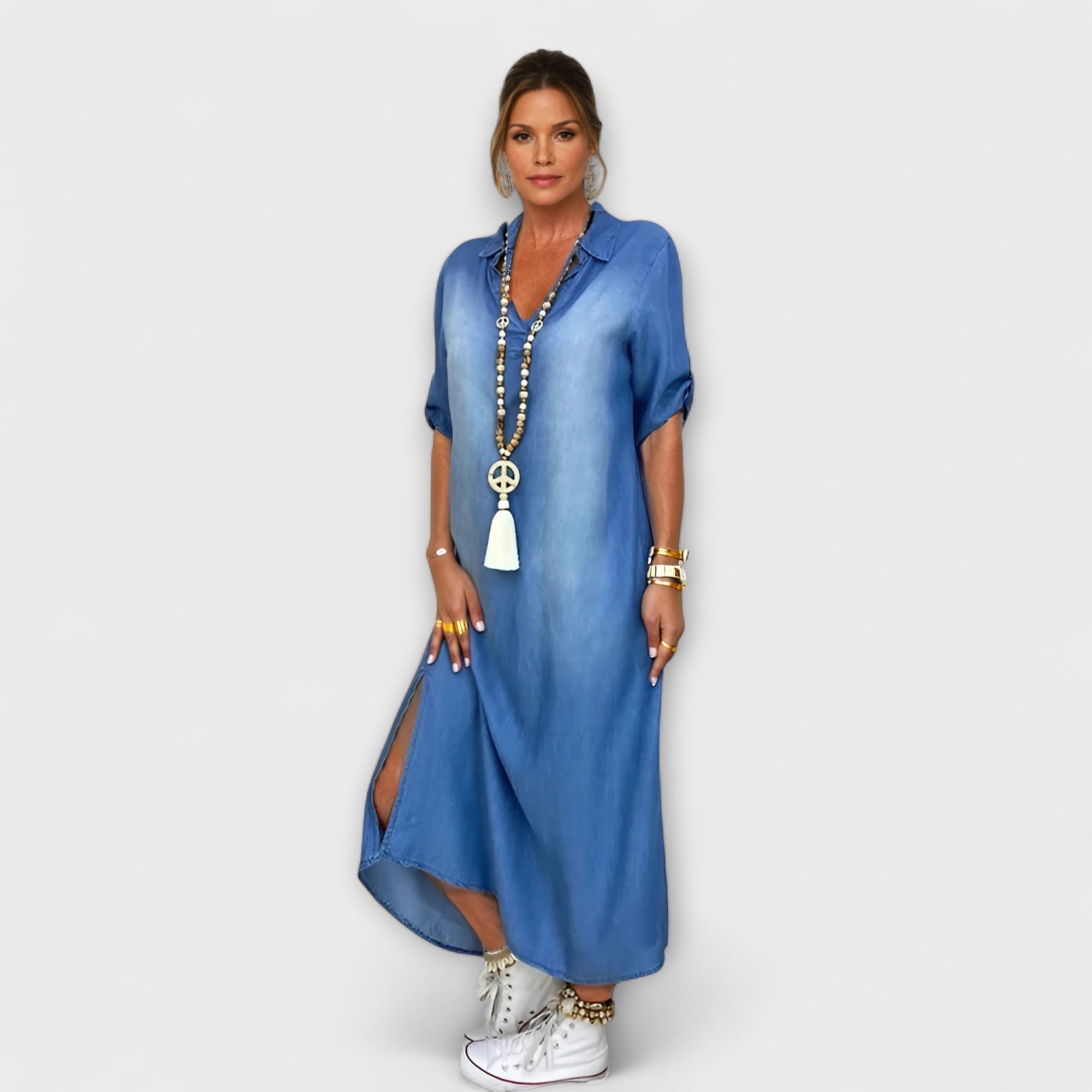 Denim-Look Kleid blau, V-Ausschnitt, Kurzarm, Seitenschlitz, fließender Rocksaum