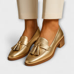 Goldene Slipper mit Quasten, runder Spitze und Blockabsatz