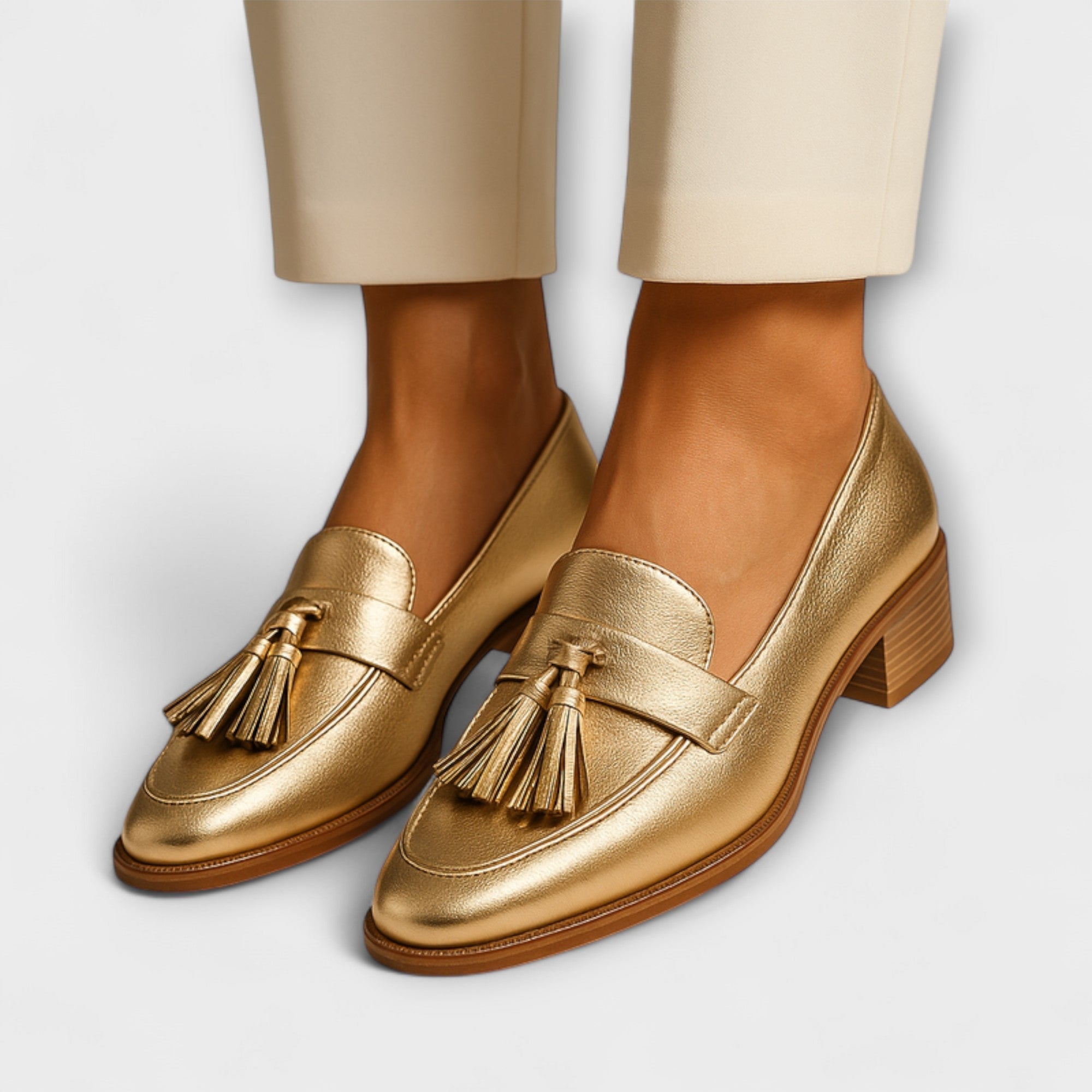 Goldene Slipper mit Quasten, runder Spitze und Blockabsatz