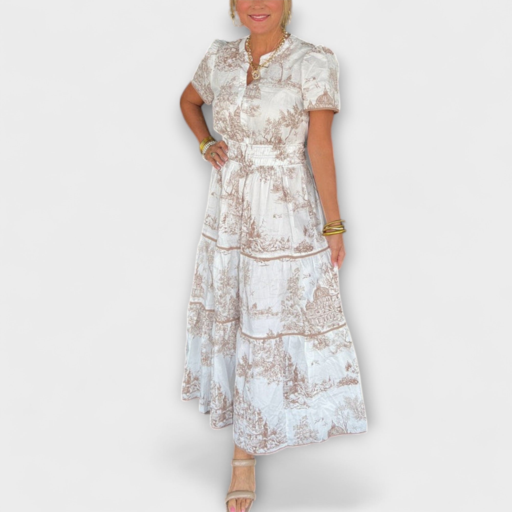 Maxi-Kleid mit kurzen Ärmeln, V-Ausschnitt und Volants, cremefarben-brauner Musterprint