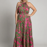 Tailliertes Halter-Midi-Kleid mit pinken Blumenprints auf grünem Stoff, geraffter Rock