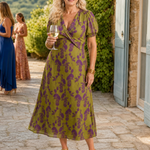Midi-Kleid mit Wickeloptik, V-Ausschnitt, kurzen Puffärmeln und lila Blüten auf Olivgrün