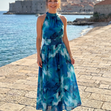 Blaues Midi-Kleid mit geraffter Taille und abstraktem Druck, ärmellos, schwingender Rock