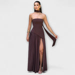 Braunes Bandeau-Maxikleid mit seitlichem Schlitz und Umhang-Überwurf